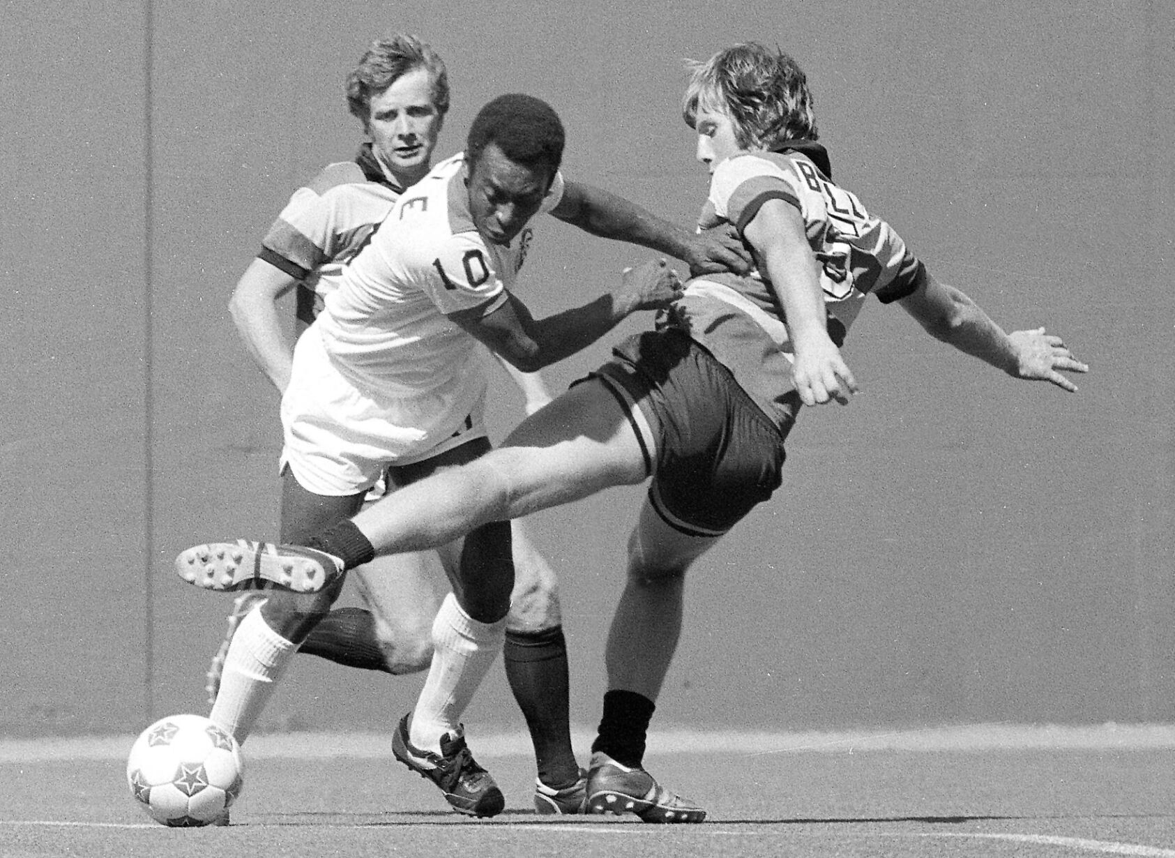 1977: Pele, Cosmos play before record soccer crowd in US